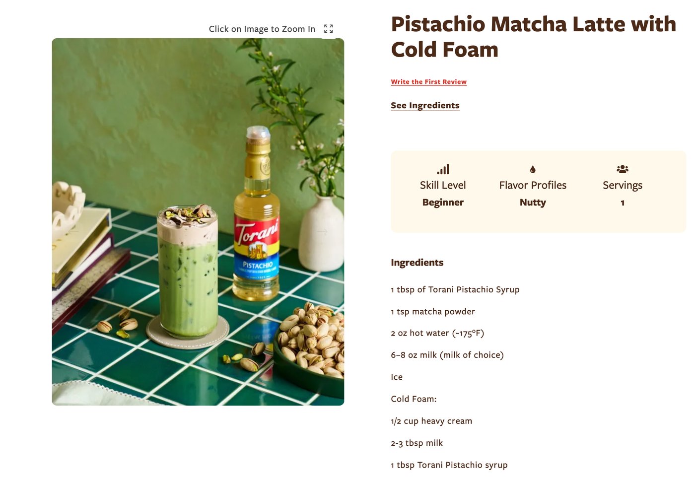 米国のシロップの会社Toraniの公式レシピ「Pistachio Matcha Latte with Cold Foam」。1杯分の材料は、Toraniのピスタチオシロップ大さじ1、抹茶小さじ1、湯2オンス（約175°F）、ミルク6〜8オンス、氷。コールドフォームは生クリーム1/2カップ、ミルク大さじ2〜3、ピスタチオシロップ大さじ1で、砕いたピスタチオをのせる