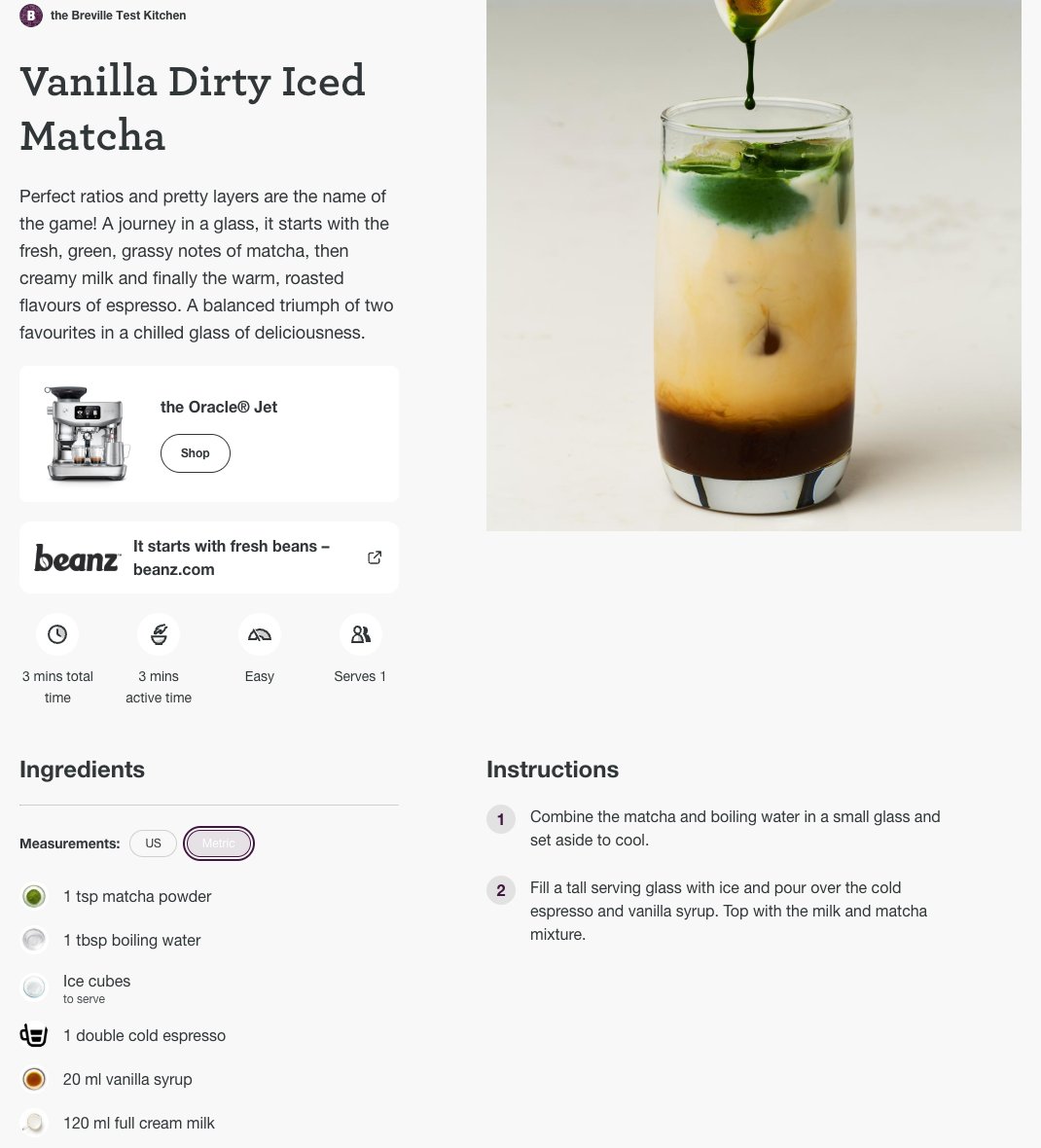 Brevilleの公式レシピ「Vanilla Dirty Iced Matcha」。材料は抹茶小さじ1、熱湯大さじ1、氷、冷たいダブルのエスプレッソ、バニラシロップ20ml、牛乳120ml。作り方は、抹茶を熱湯で溶いて冷まし、氷を入れたグラスに冷たいエスプレッソとバニラシロップを注いで、ミルクと抹茶をのせる。写真ではグラスの下にエスプレッソ、中にミルク、上に抹茶の層ができている