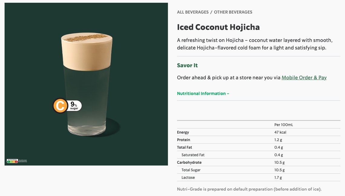 スターバックス シンガポールの「Iced Coconut Hojicha」のページ。ココナッツウォーターの上にほうじ茶風味のコールドフォームを重ねた飲み物で、Nutri-GradeのマークはCで9% sugar。栄養表示は100mLあたりエネルギー47kcal、たんぱく質1.2g、脂質0.4g、飽和脂肪0.4g、炭水化物10.5g、総糖類10.5g、乳糖1.7g。Nutri-Gradeは氷を加える前の既定の作り方で出していると書かれている