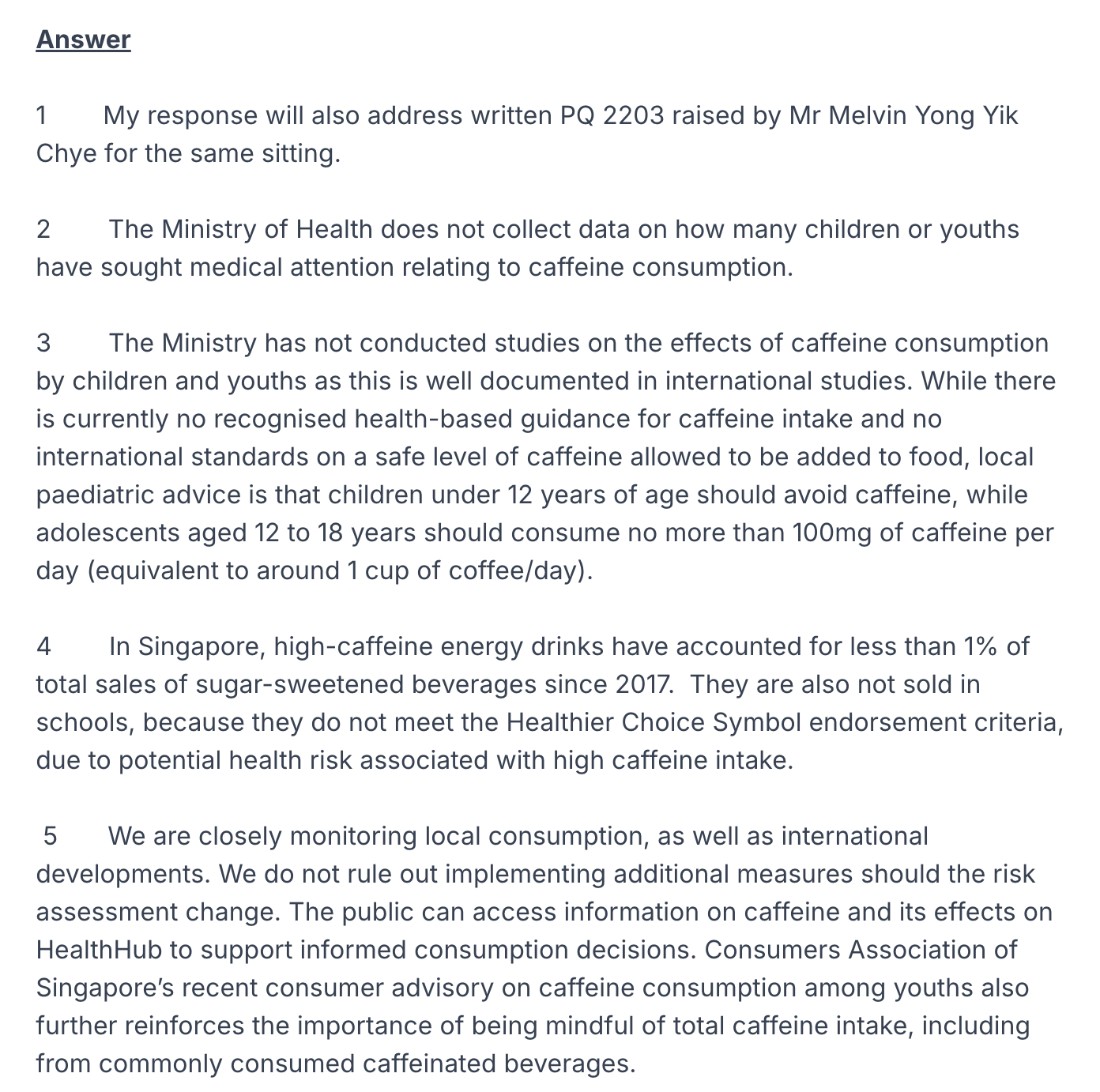 シンガポール保健省の国会答弁（2026年10月8日）。カフェイン摂取の公認された健康上の目安はなく、国内の小児科の助言として12歳未満はカフェインを避け、12〜18歳は1日100mg以下（コーヒー約1杯）とすること、国内の消費と海外の動きを注視し、リスク評価が変われば追加の措置も否定しないことが書かれている