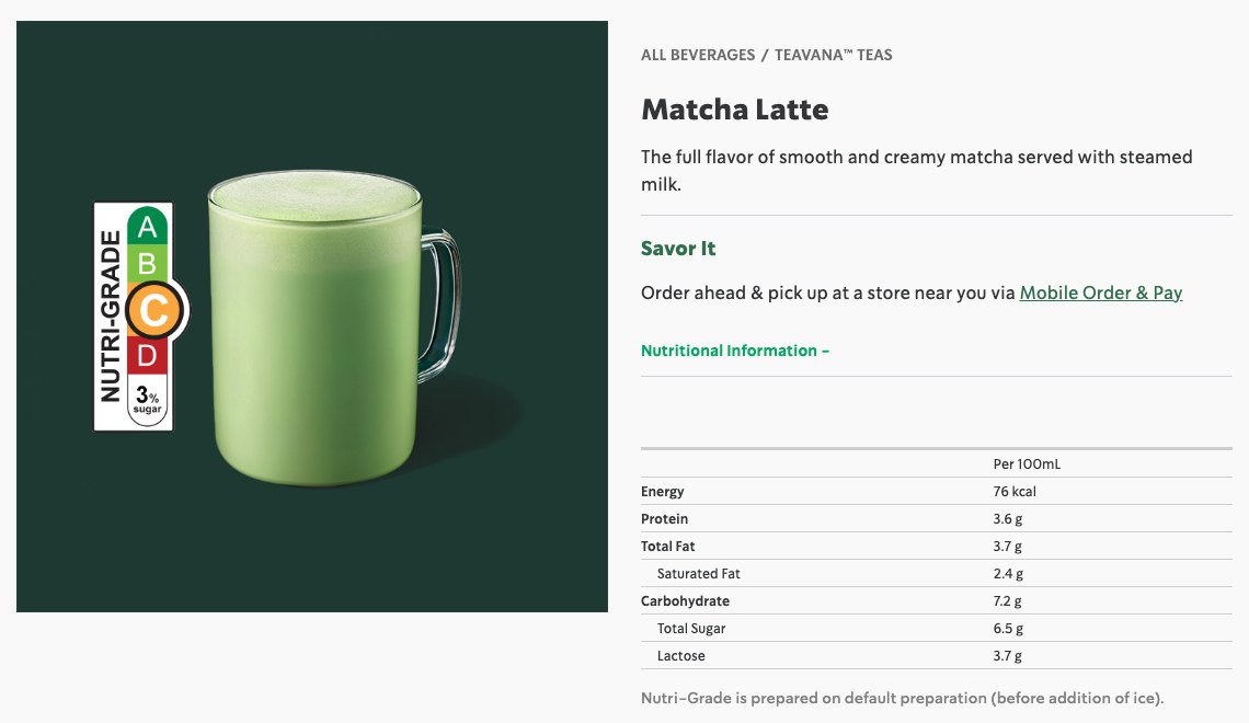 シンガポールのスターバックスの「Matcha Latte」のページ。Nutri-GradeのマークはCで「3% sugar」と書かれ、栄養成分は100mLあたりエネルギー76kcal、たんぱく質3.6g、脂質3.7g、飽和脂肪2.4g、炭水化物7.2g、総糖類6.5g、乳糖3.7gで、等級は氷を入れる前の既定の作り方で出したと書かれている