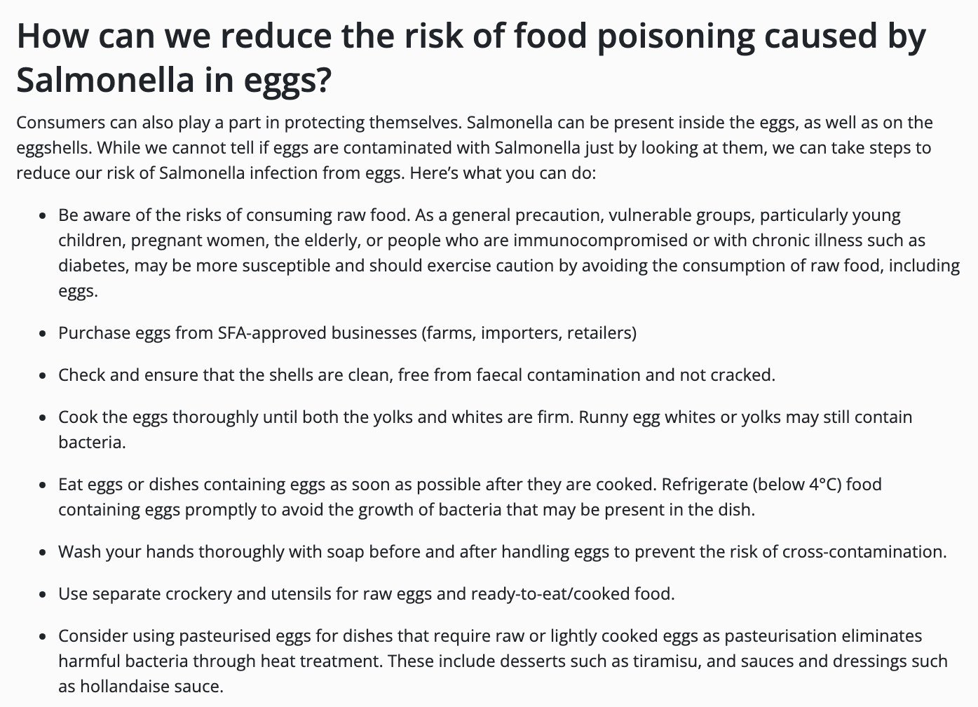 シンガポール食品庁「Are Raw Eggs Safe to Eat?」の、卵のサルモネラによる食中毒を減らす方法の箇条書き。弱い立場の人は生の卵を避ける、卵を使った料理は4℃未満ですぐ冷蔵する、生や軽く加熱した卵を使う料理には殺菌卵の使用を考える、その例としてティラミスやオランデーズソースを挙げている